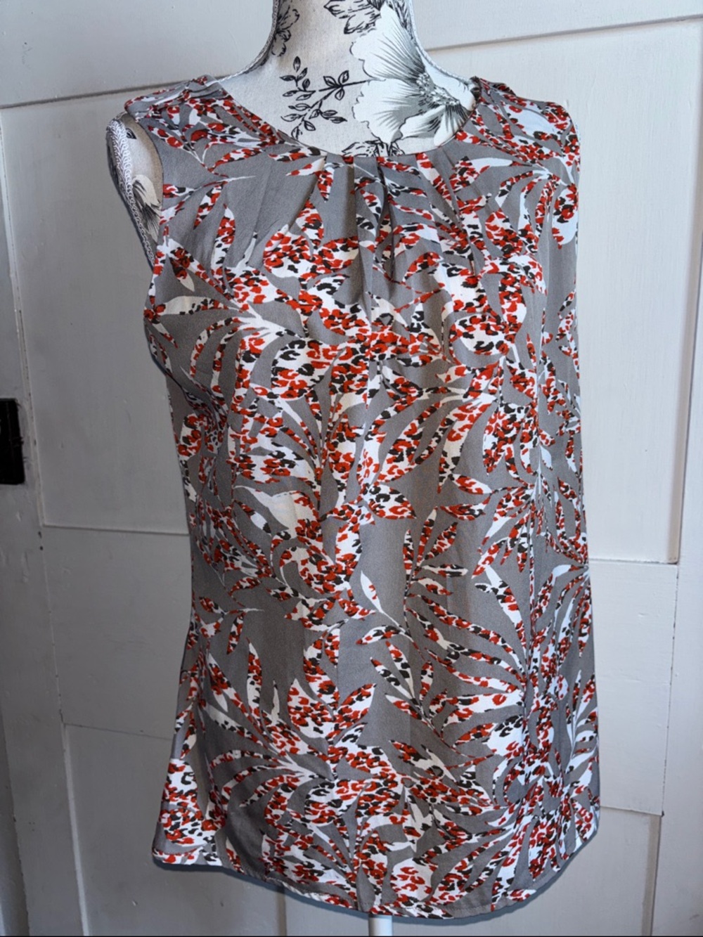 Banana Republic Blouse Gray White & Orange Leaf Print Sleeveless Casual Top M
